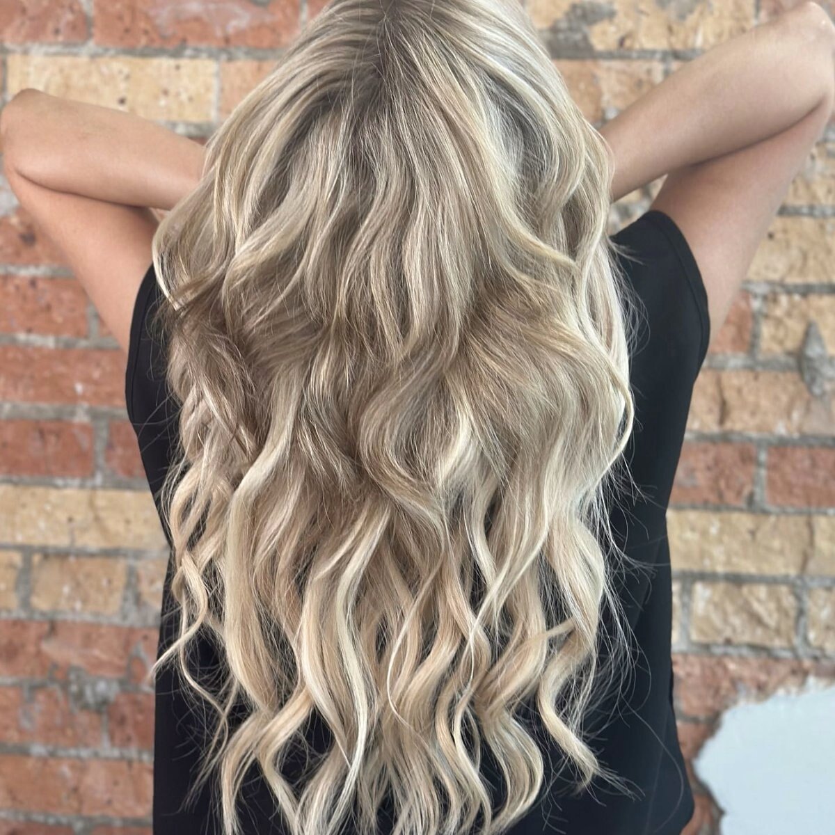Glossy blonde waves